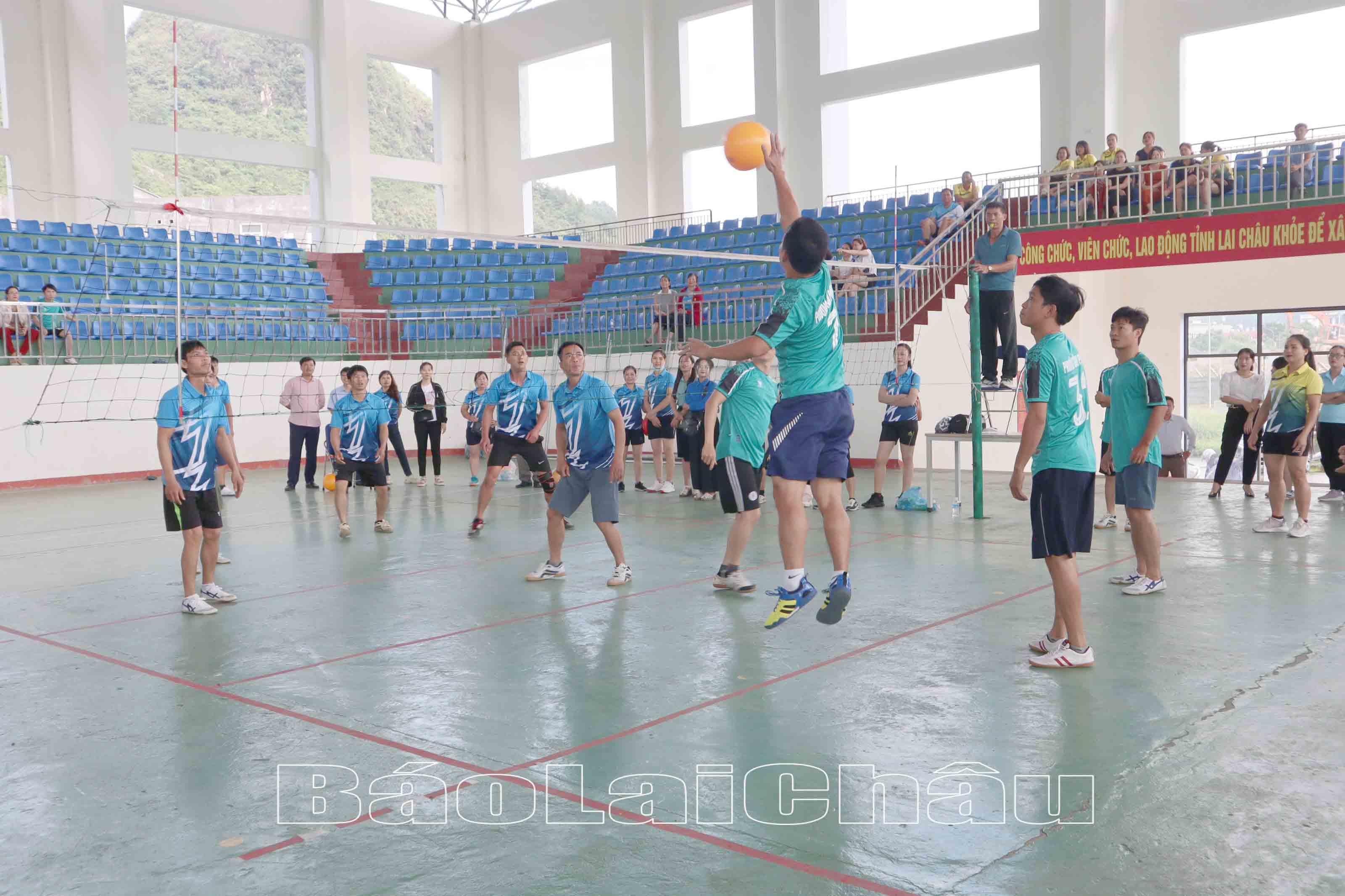 Pha đỡ bóng đẹp mắt thu hút khán giả đến xem và cổ vũ.